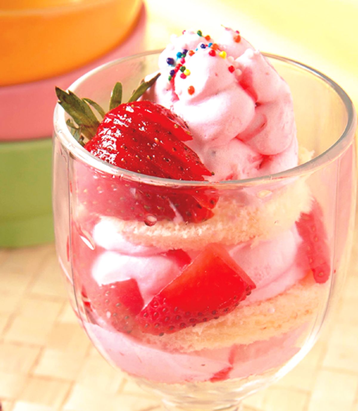 杯子中的草莓冰淇淋图片素材-编号26269403-图行天下